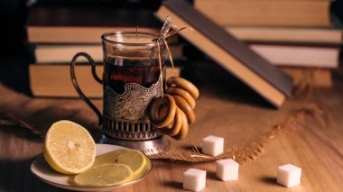 Eski kitaplar ve akşam çayına. Bir bardak içki masasında. ,