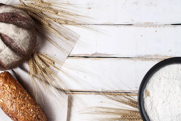 Taze pişmiş ekmek buğday kulaklı. Buğday sarı. Kahvaltı