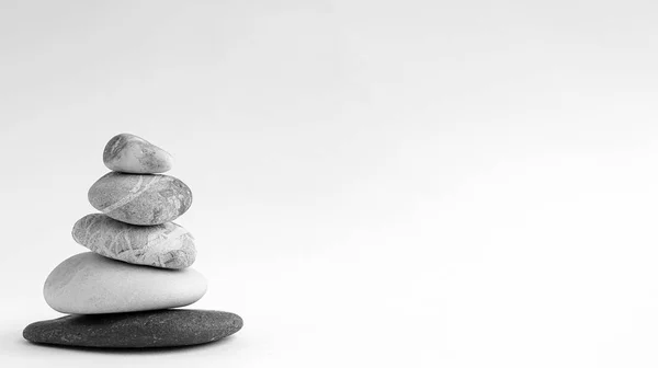 Taşlar dengesi. Taşlar üzerinde beyaz bir backgrou spa uygulamaları için