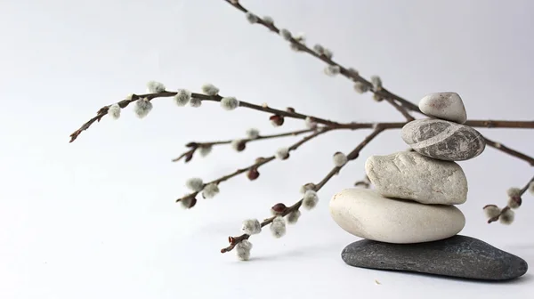 Taşlar dengesi. Taşlar üzerinde beyaz bir backgrou spa uygulamaları için