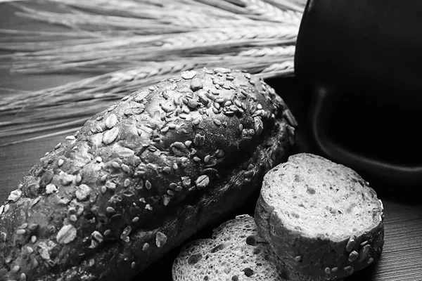 Pan recién horneado con espigas de trigo. Trigo amarillo. El desayuno es — Foto de Stock