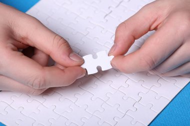 Bir bulmaca mavi bir arka plan üzerinde beyaz ayrıntıları. Bir bulmaca bir pu olduğunu