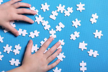 Bir bulmaca mavi bir arka plan üzerinde beyaz ayrıntıları. Bir bulmaca bir pu olduğunu