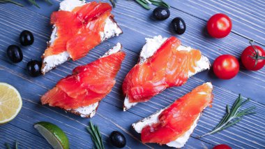 Balık yemek için masaya dilimlenmiş. Lezzetli deniz ürünleri yemeği. Tr