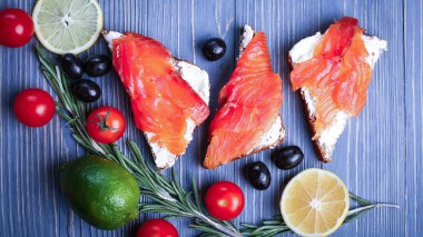 Balık yemek için masaya dilimlenmiş. Lezzetli deniz ürünleri yemeği. Tr