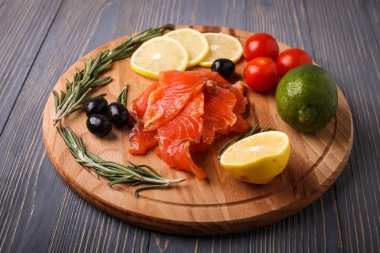 Balık yemek için masaya dilimlenmiş. Lezzetli deniz ürünleri yemeği. Tr