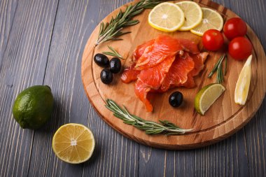 Balık yemek için masaya dilimlenmiş. Lezzetli deniz ürünleri yemeği. Tr