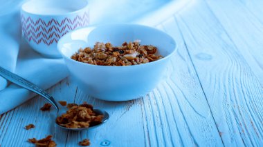 Tahıl kahvaltı için geçerli. Süt lezzetli yüzük.