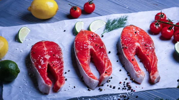 Balık yemek için masaya dilimlenmiş. Lezzetli deniz ürünleri yemeği. Tr