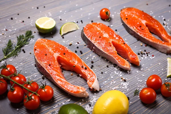 Balık yemek için masaya dilimlenmiş. Lezzetli deniz ürünleri yemeği. Tr