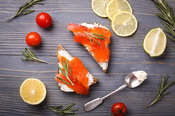 Balık yemek için masaya dilimlenmiş. Lezzetli deniz ürünleri yemeği. Tr