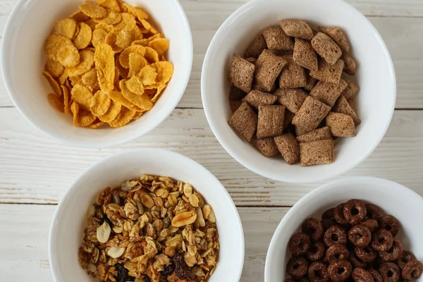 Tahıl kahvaltı için geçerli. Süt lezzetli yüzük.