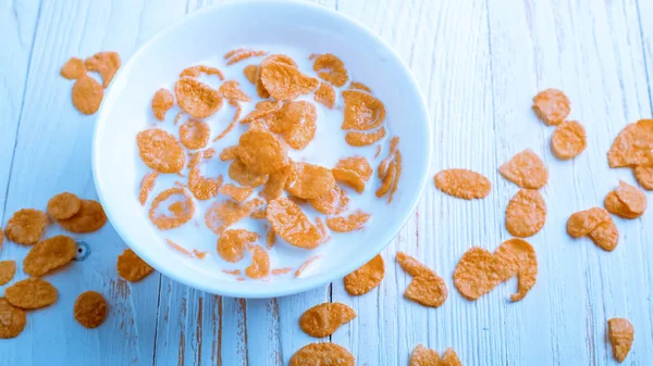 Cereales para el desayuno está sobre la mesa. Deliciosos anillos de leche . —  Fotos de Stock