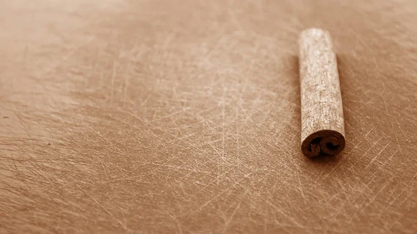 Zimtstangen liegen auf dem Tisch in der Küche. Würzen für — Stockfoto