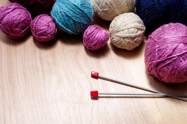Masanın üzerine örme için yün iplik topları. Sıcak giysiler kızgın