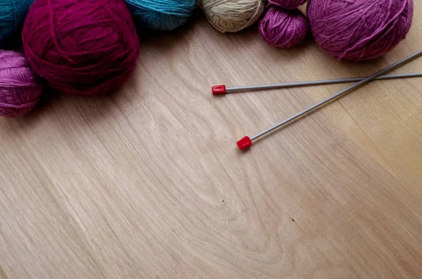 Palle di filato di lana per lavorare a maglia sul tavolo. Vestiti caldi pazzi — Foto Stock