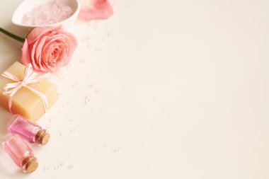 Aromaterapi. Küçük cam şişe kozmetik yağlar ile. Banyo tuzu.