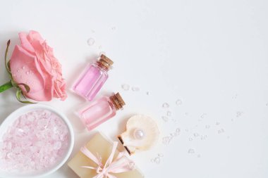 Aromaterapi. Küçük cam şişe kozmetik yağlar ile. Banyo tuzu.