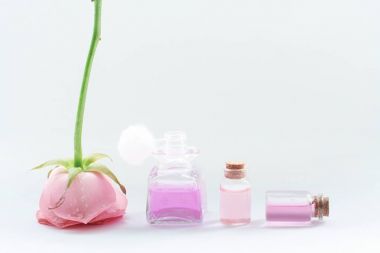 Aromaterapi. Küçük cam şişe kozmetik yağlar ile. Banyo tuzu.