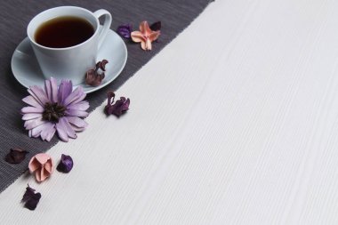 masaya çiçek çay. Hızlı bir aperatif. İyi bir ruh halinde. FL