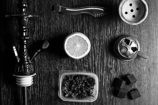 Waterpijp accessoires op de tafel. Roken Shisha. Ontspannen enviro — Stockfoto