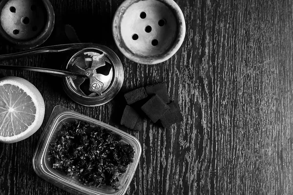 Nargile aksesuarları masanın üzerinde. Sigara Shisha. Enviro rahatlatıcı