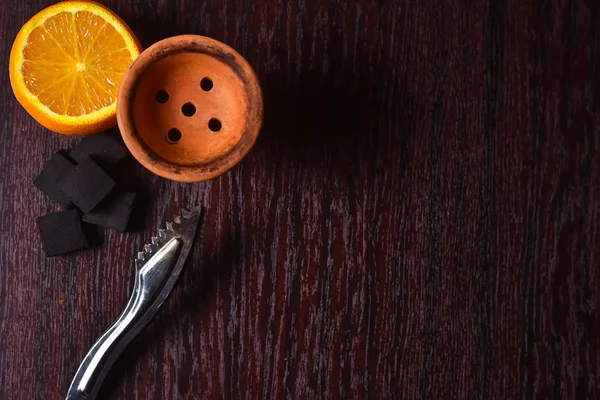 Nargile aksesuarları masanın üzerinde. Sigara Shisha. Enviro rahatlatıcı