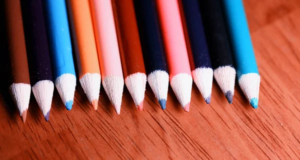 Veelkleurige potloden op de tafel. Een stapel van kleurpotloden ti — Stockfoto
