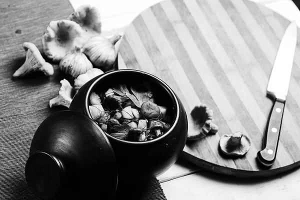 Batatas com cogumelos em um pote de barro. Cogumelos da floresta — Fotografia de Stock