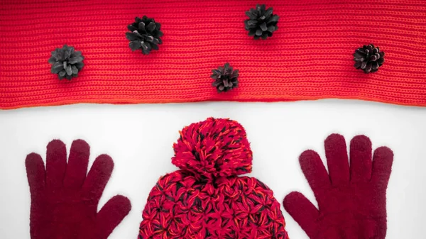 Gebreide sjaal en muts op tafel. Warme kleren voor herfst en wi — Stockfoto