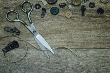 Makas ve ahşap arka plan üzerinde düğmeleri