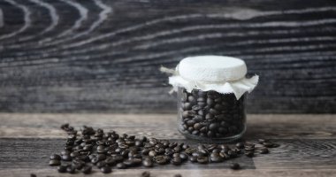 Ahşap bir arka planda kahve çekirdekleri