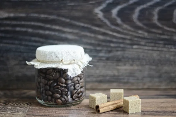 Grains de café sur une table en bois — Photo