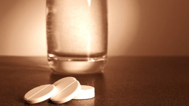 Su cam ve tıp masanın üzerinde. Transparen