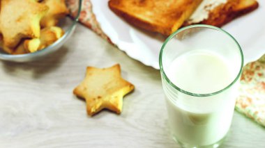 Süt sabah masada kurabiye. Karbonhidrat diyeti