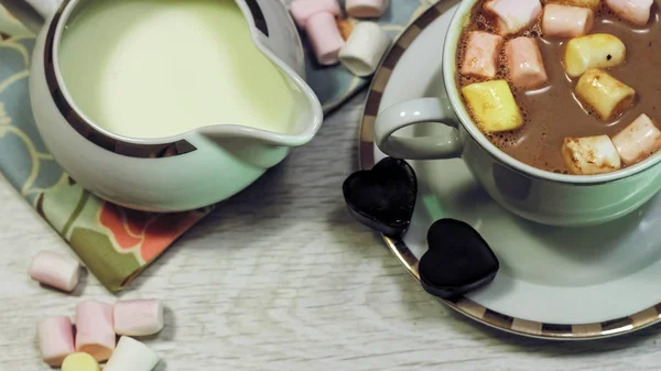 Завтрак из свежих тостов, печенья и вафель с джемом на вкладке — стоковое фото