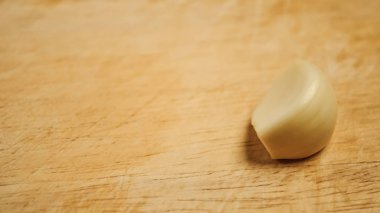 Masanın üzerine sarımsak karanfil bileşimi. Sağlıklı beslenme.