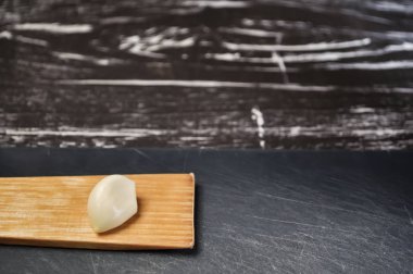 Masanın üzerine sarımsak karanfil bileşimi. Sağlıklı beslenme.