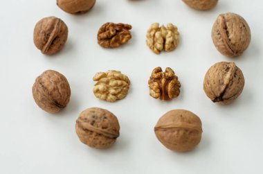 Afterno bir tablo taze dilimlenmiş meyve arka plan