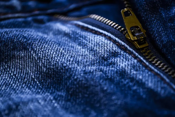 Roupas de ganga deitadas na mesa com os óculos. Calça jeans azul wi — Fotografia de Stock