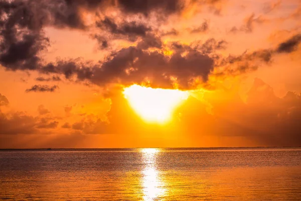 Sunset on the beach in the evening. Sunrise at sea beautiful. La — Stock Photo, Image