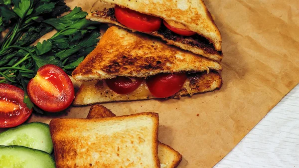 Sabah tabloda çay taze ekmek. Lezzetli yemekler. Hedef