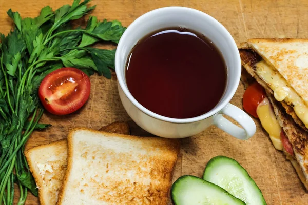 Sabah tabloda çay taze ekmek. Lezzetli yemekler. Hedef