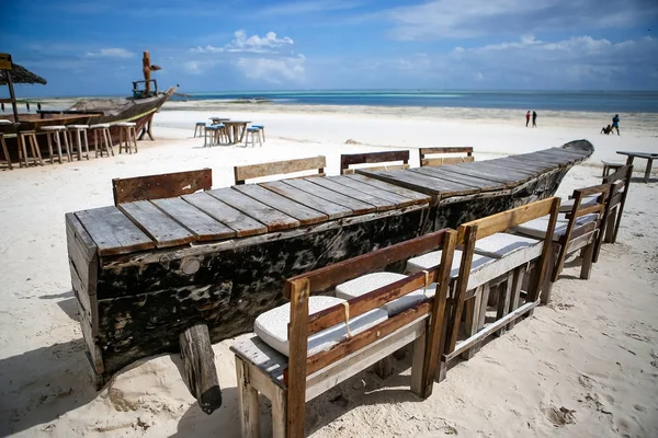 Dřevěný stůl a židle na pláži. Nábytek pro lenošení na — Stock fotografie