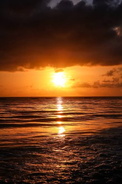 Akşam Sunset Beach. Denizde güzel gündoğumu. La