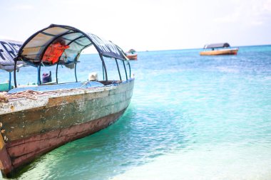 Güneşli bir öğleden sonra defne okyanusta tekneler. Balıkçı tekneleri TH