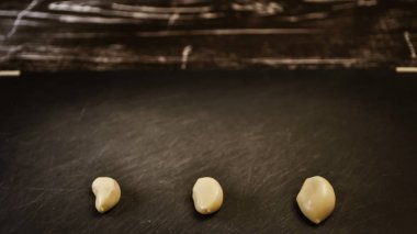 Masanın üzerine sarımsak karanfil bileşimi. Sağlıklı beslenme.