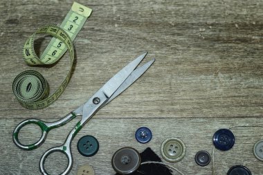 Makas ve ahşap arka plan üzerinde düğmeleri