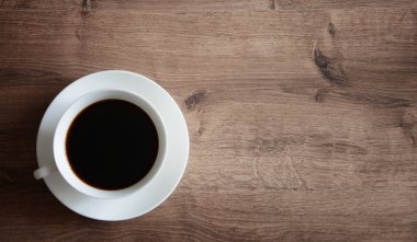 Ahşap masa kahve nesnelerde