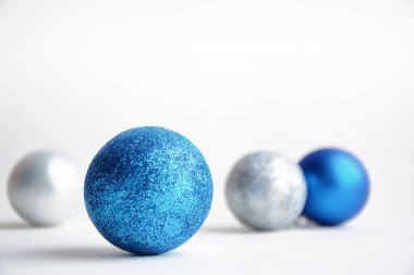 Beyaz bir arka plan üzerinde Noel ağacı oyuncaklar. Noel süsleri